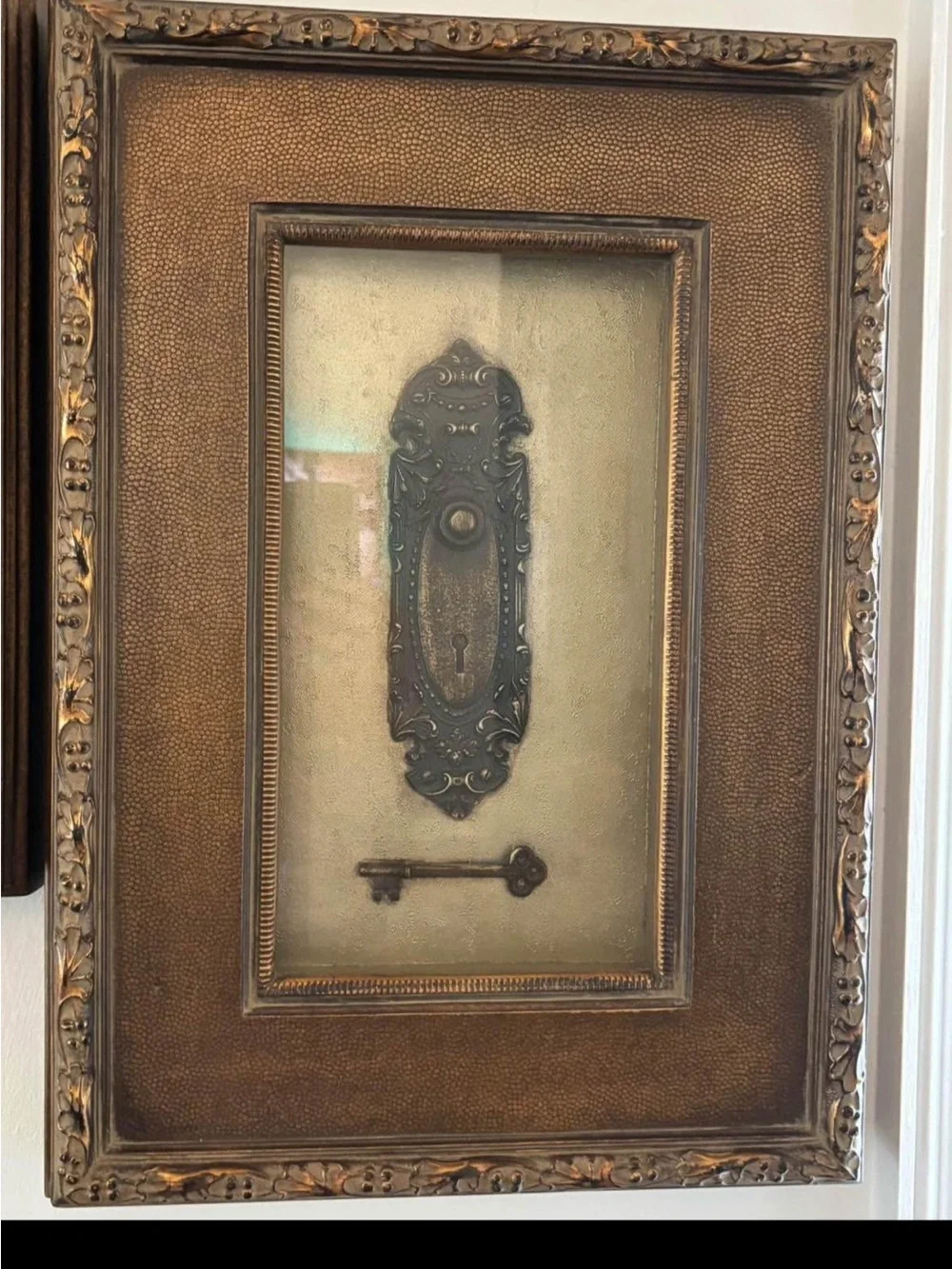 Bombay Victorian Door Plate & Key Wall Art in Brown and Gold